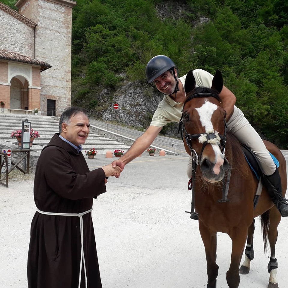 L'incontro con un frate a un santuario del percorso